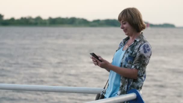 Mujer Rubia Alegre Marcando Teléfono Sentado Sobre Rieles Muelle Slo — Vídeo de stock