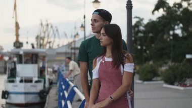 Dovelike ayakta ve slo-mo mutlu bir esmer kız mutlu bir esmer kız romantik görünümünde Dnipro rıhtım da erkek arkadaşı ile twittering ayakta ve slo-mo yaz aylarında Dnipro seti üzerinde onu sevgili oğlu ile gelecekteki yaşam hakkında cıvıl cıvıl