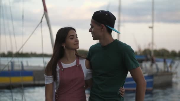 Glücklicher Junger Mann Umarmt Sein Süßes Mädchen Auf Dem Dnipro — Stockvideo