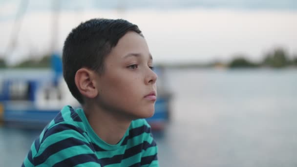 Niño Pequeño Mirando Las Aguas Dnipro Con Barco Movimiento Muelle — Vídeo de stock