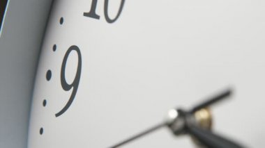 Vintage görünümlü beyaz saat yüzü ve ikinci el beyaz bir saat yüz ve keskin bir ok hızlı gibi görünen ikinci el hızlı etkileyici closeup etrafında dönüyor ve hayatın çok kısa olduğunu bize hatırlatan.