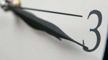 Vintage görünümlü beyaz saat yüz aslant on beş dakika geçmiş üç Muhteşem closeup vintage görünümlü beyaz saat yüz üç ok şeklinde siyah oklar hareket ile askew yerleştirilir, tıklayarak, on beş dakika geç üç işaret koydu.