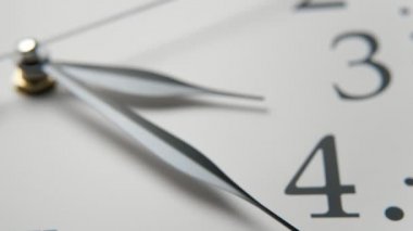 Eski görünümlü beyaz saat yüz aslant otuz dakika geçmiş üç mekanik beyaz saat yüz üç ok şeklinde siyah oklar gidiyor aslant yerleştirilir, tıklayarak, yirmi dakika geçmiş üç işaret aslant koymak.