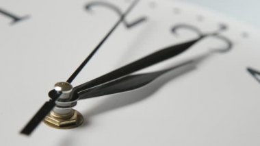 Retro görünümlü beyaz saat yüz aslant on beş dakika geçmiş üç vintage görünümlü beyaz saat yüz üç ok şeklinde siyah oklar gidiyor aslant yerleştirilir gösteren aslant koymak, tıklayarak, on beş dakika üç geçmiş on beş dakika gösteren.