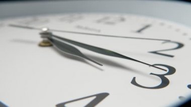 Eski görünümlü beyaz saat yüzü aslant yerleştirilen on beş dakika eski moda beyaz saat yüz üç ok şeklinde siyah oklar gidiyor aslant yerleştirilir, tıklayarak, on beş dakika üç geçmiş on beş dakika gösteren.