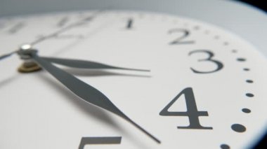 Yaşlı görünümlü beyaz saat yüzü aslant yerleştirilen yirmi üç dakika vintage beyaz saat yüz etkileyici closeup üç ok şeklinde siyah oklar gidiyor aslant yerleştirilir, tıklayarak, yirmi üç dakika geçmiş üç gösteren.