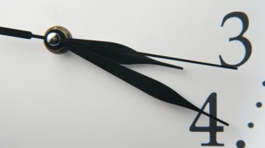 Retro görünümlü beyaz saat yüz aslant yirmi dakika geçmiş üç Gorgeous bokeh closeup bir retro beyaz saat yüz üç ok şeklinde siyah oklar gidiyor aslant yerleştirilir, tıklayarak ve yirmi dakika geçmiş üç işaret aslant koymak.