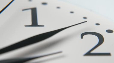 Güzel görünümlü beyaz saat yüzü sekiz dakika geçmiş iki Marvelous bokeh closeup bir retro beyaz saat yüz üç ok şeklinde siyah oklar gidiyor aslant yerleştirilir, tıklayarak ve sekiz dakika geçmiş iki işaret aslant koymak.