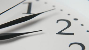 İnce görünümlü beyaz saat yüzü, iki muhteşem bokeh closeup geçmiş yedi dakika işaret askew koymak bir retro beyaz saat yüz üç ok şeklinde siyah oklar gidiyor aslant yerleştirilir, tıklayarak ve yedi dakika geçmiş iki işaret.