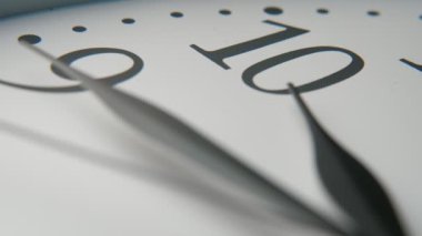 Eski görünümlü beyaz saat yüzü on on etkileyici bokeh closeup on on dakika gösteren askew yerleştirilir bir retro beyaz saat yüz üç ok şeklinde siyah oklar gidiyor askew yerleştirilir, zaman ölçme ve on on on dakika on on gösteren.