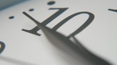 Arkaik görünümlü beyaz saat yüzü on muhteşem bokeh closeup on on muhteşem bokeh closeup gösteren aslant yerleştirilen üç ok şeklinde siyah oklar gidiyor aslant yerleştirilir, ölçme ve on on on on dakika gösteren.