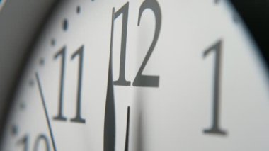 Eski moda beyaz saat yüzü, retro görünümlü beyaz saat yüzünün hızlı hareket eden ikinci el Muhteşem bokeh yakın çekimini gösteren aslant koydu. Hayat kısa.