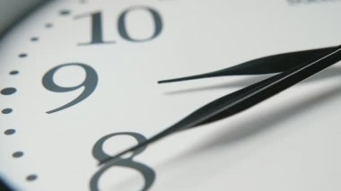 Geleneksel beyaz saat yüzünün yirmi dakikayı dokuza kadar gösteren üç keskin siyah eliyle beyaz saat yüzü, üç ok şeklindeki siyah elin hareket ettirilmesi, ölçülmesi ve yirmi dakikayı dokuza işaret etmesiyle aslant'a yerleştirilir..