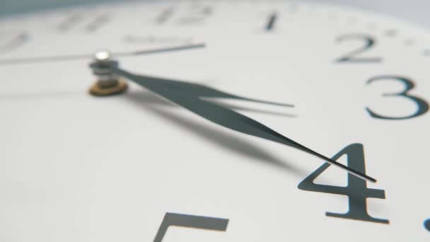 Vintage Mirando Cara Del Reloj Blanco Puso Askew Señalando Veinte — Vídeos de Stock