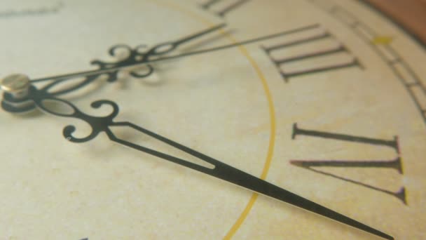 Horloge visage avec chiffres latins et les mains pointant vingt-trois minutes après deux Merveilleux gros plan d'une horloge blanche rétro visage placé aslant avec trois aiguilles noires en forme de flèche se déplaçant, mesurant et pointant à vingt-trois minutes après deux .