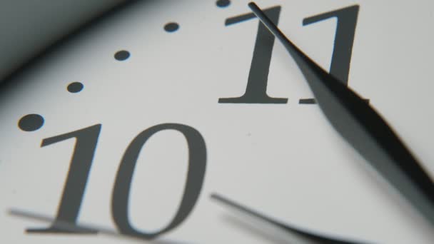 Білий Годинник Обличчя Трьома Гострими Чорними Руками Вказуючи Ять Хвилин — стокове відео