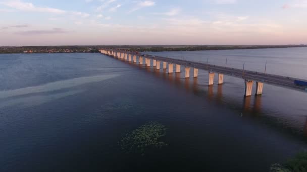 Foto Aérea Puente Lejano Sobre Dnipro Desde Dron Volando Largo — Vídeo de stock