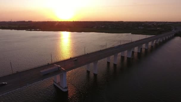 Luftaufnahme Der Malerischen Brücke Über Den Dnipro Bei Traumhaftem Sonnenuntergang — Stockvideo