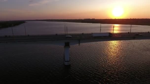 Luftaufnahme Einer Großen Brücke Über Den Dnipro Bei Schimmerndem Sonnenuntergang — Stockvideo