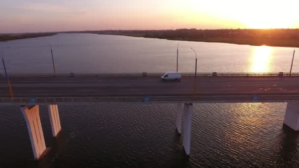 Fotografia Aérea Grande Ponte Com Microônibus Movimento Pôr Sol Dourado — Vídeo de Stock