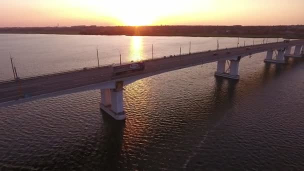 Foto Aérea Puente Lejano Con Camión Semirremolque Movimiento Atardecer Dorado — Vídeo de stock