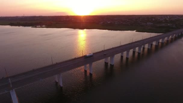 Tiro Aéreo Uma Ponte Rangy Com Caminhão Equitação Ucrânia Pôr — Vídeo de Stock