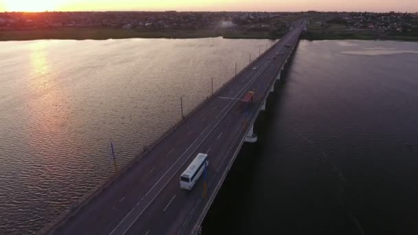 Luchtfoto Van Een Slungelig Brug Dnipro Bij Een Dromerige Zonsondergang — Stockvideo