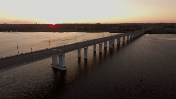 Luftaufnahme Einer Langen Brücke Über Den Dnipro Bei Schönem Sonnenuntergang — Stockvideo