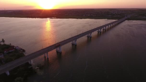 Luftaufnahme Einer Geraden Brücke Über Den Dnipro Bei Einem Violetten — Stockvideo