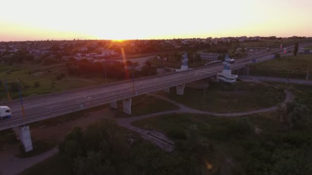 Luchtfoto Van Een Lange Brug Dnipro Bij Een Prachtige Zonsondergang — Stockvideo