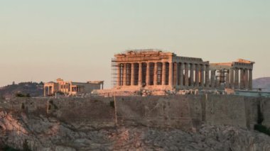 Emanet Atina Akropolis yaz aylarında titanik sütunlar ile bir timelapse çekim dev sütunlar ile Atina Akropolis inanılmaz uzun timelapse çekim dev sütunlar, altın görünümlü duvarlar ve komik-hareketli turistler in yaz aylarında gece gün batımında güzel gün batımında