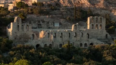 Gündüz ve gece gündüz gezginler ile dağlarda Eski Yunan sarayı Yaylar, yarı yıkılmış çatılar, yanan lambalar ve yaz aylarında gece gündüz muhteşem gün batımında hızlı hareket eden turistler ile antik Yunan sarayının harika timelapse çekim