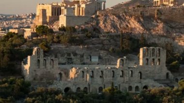 Gündüz ve gece zaman atlamalı turistler ile dağlarda Antik Yunan sarayları Sütunlar ve yarı yıkılmış çatılar ve yaz aylarında gece gündüz muhteşem gün batımında komik hareketli turistler ile antik Yunan sarayları etkileyici timelapse çekim