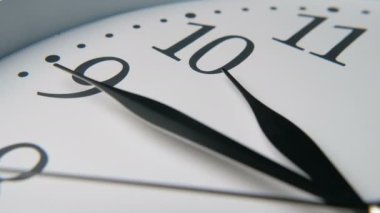 Üç uzun siyah elleri on beş dakika on on etkileyici timelapse closeup bir retro görünümlü beyaz saat yüz üç ok siyah elleri on beş dakika on on işaret ile askew bulunan etkileyici timelapse closeup işaret ile beyaz saat kadran. Hayat çok kısa sürer..