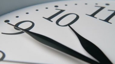 Üç lanky elleri hızlı hareket ile beyaz saat kadranı. Saat eli 10'u gösteriyor. Bir retro beyaz saat yüz Muhteşem timelapse closeup üç ok siyah elleri ile çapraz koymak çok hızlı hayatımızın çok kaçak olduğunu gösteren hareket.