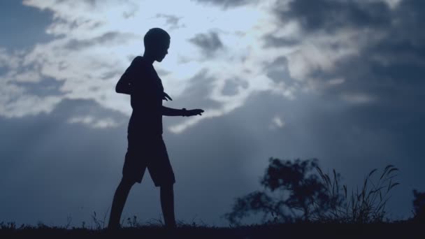 Спортивна Дитина Штовхає Рухає Руками Розслаблений Спосіб Темному Заході Сонця — стокове відео