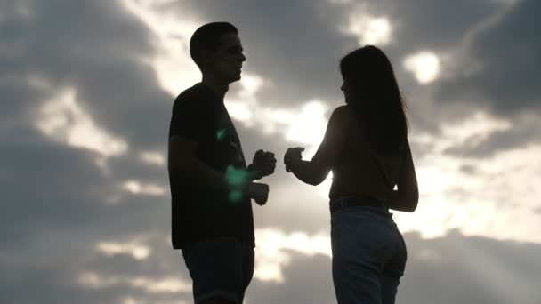 Romantischer Junge Spielt Und Schlägt Die Hände Seiner Smarten Freundin — Stockvideo