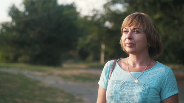 Säker Blond Kvinna Blå Shirt Walking Green Park Sommaren Slo — Stockvideo