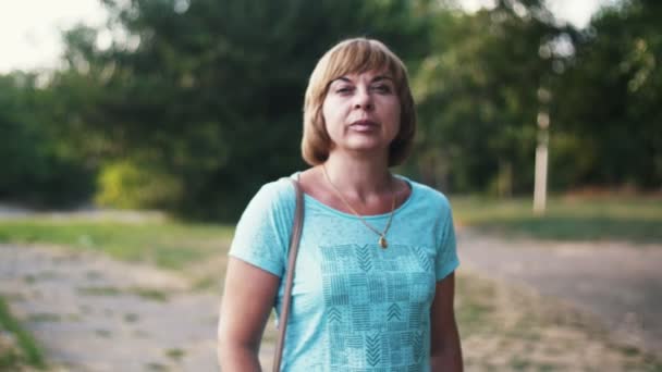 Intelligente Blonde Frau Blauem Shirt Die Sommer Einer Grünen Gasse — Stockvideo