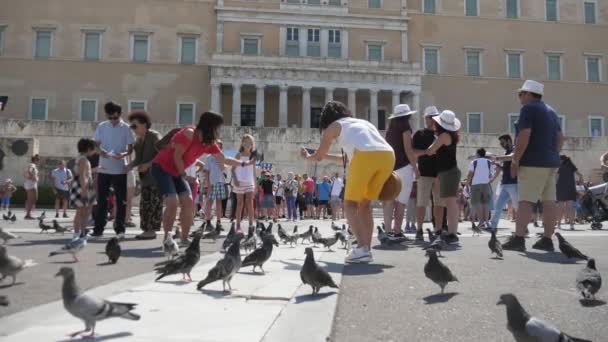 Aten Grekland Augusti 2019 Spännande Syn Kinesisk Kvinna Som Matar — Stockvideo