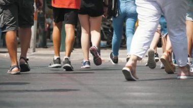 Atina, Yunanistan - 15 Ağustos 2019: Yaz aylarında güneşli bir günde atina'da güneşli bir günde, şort ve pantolonla insanların ayaklarının neşeli bir şekilde görülmesi. Gezmeye gidiyorlar ve iyi hissediyorlar..