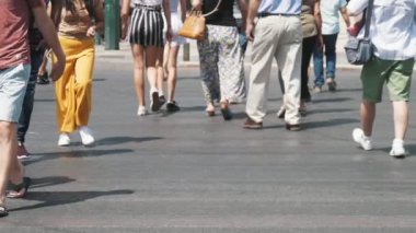 Atina, Yunanistan - 15 Ağustos 2019: Yaz aylarında güneşli bir günde atina'da güneşli bir günde yavaş çekimde yürüyen şort ve pantolonlu insanların bacaklarının orijinal görünümü. Gezmeye giderler ve iyi hissederler..