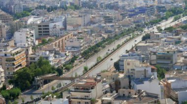 Atina şehir merkezinde otoyollar ve modern binalar ile yaz aylarında havadan çekilen yoğun trafik ve modern konut ve idari buldings ile Atina karayolu etkileyici görünümü yaz güneşli bir günde çevrelerinde ağaçlar ile