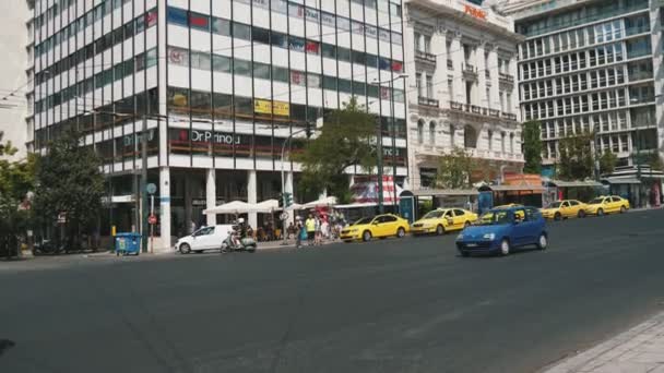 Ateny Grecja Sierpnia 2019 Wspaniały Widok Ulicę Śródmieścia Intensywnym Ruchem — Wideo stockowe