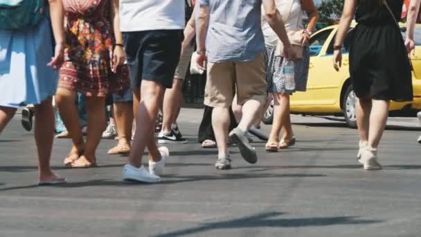 希腊雅典 2019年8月15日 在夏季阳光明媚的日子里 穿着裤子 运动鞋和短裤的旅行者在一条街上漫步 他们享受自己的生活 感觉很好 — 图库视频影像