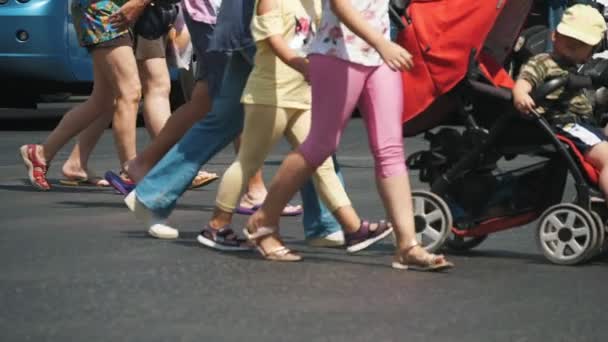 希腊雅典 2019年8月15日 在夏季阳光明媚的日子里 穿着短裤和裤子的游客穿着短裤和裤子漫步在雅典的一条街上 他们去观光 看起来乐观 — 图库视频影像