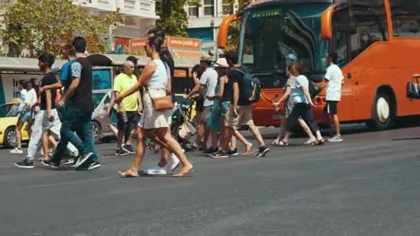 希腊雅典 2019年8月15日 在雅典 穿着短裤和裤子的人漫步在一条街上 在夏天的晴天 一辆公共汽车在慢动作中向他们驶去 他们去观光 — 图库视频影像