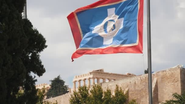 Akropolis Athen Und Alte Griechische Flagge Weht Auf Einem Fahnenmast — Stockvideo