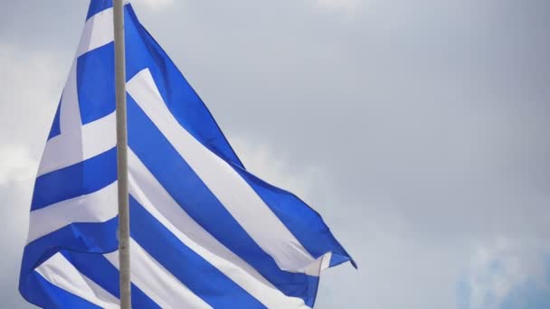 Eine Griechische Flagge Mit Einem Kreuz Und Streifen Die Feierlich — Stockvideo