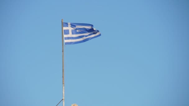 Вдохновляющий Греческий Флаг Гордо Развевающийся Флагштоке Солнечный День Сло Прекрасный — стоковое видео